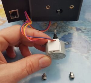 Inserer le moteur a la place de la vis micrometrique