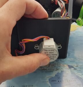 Pousser fort et verifier que la vis est dans le logement du support de M2 (piece n°503)