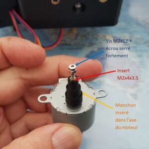 Ajouter le manchon et la vis sur le moteur