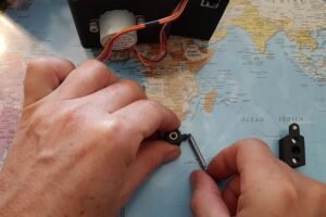 Engager le ressort sur le teton de l’axe n°501
