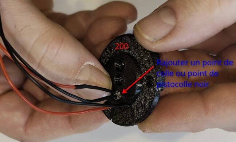 Ajouter un point de colle pour maintenir la photodiode dans son logement.